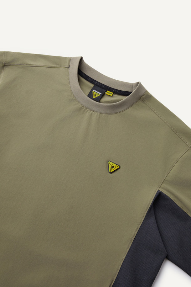 액티브 우븐 스트레치 스웻셔츠 V3는 활동적인 일상과 스포츠 활동에 적합한 공용 스웻셔츠입니다. 카키와 네이비 두 가지 색상으로 출시되었으며, 봄, 가을에 착용하기 좋습니다. 얇고 부드러운 나일론 소재로 제작되어 뛰어난 착용감을 선사하며, 4방향 스트레치 기능으로 활동성을 높였습니다. DWR 발수 가공 처리로 생활 방수가 가능하며, 땀을 빠르게 흡수하고 건조시키는 속건 기능으로 쾌적함을 유지합니다. 산책, 여행, 피트니스룩 등 다양한 TPO에 스포티, 캐주얼, 미니멀 스타일로 활용할 수 있습니다. 양 사이드 포켓과 펜 포켓이 있으며, 와펜 및 로고 패치 탈부착이 가능하여 실용성을 더했습니다.
