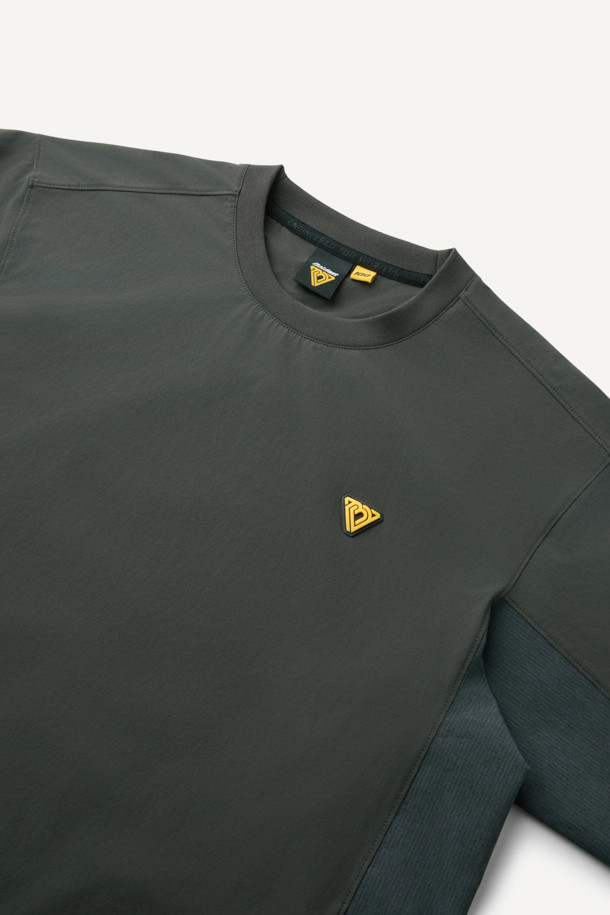 액티브 우븐 스트레치 스웻셔츠 V3는 스포츠 활동과 일상에서 모두 활용 가능한 스포티하고 캐주얼한 스타일의 상의입니다. 봄, 가을에 적합하며, 4WAY 스트레치 기능과 나일론 소재를 사용하여 활동성을 높였습니다. 생활 방수 기능과 DWR 발수 가공으로 갑작스러운 날씨 변화에도 대응할 수 있으며, 통기성과 속건 기능도 갖춰 쾌적함을 유지합니다. 컴포트핏 라운드넥 디자인에 무지 패턴, 긴 소매 기장이 특징이며, 벨크로 시스템, 양사이드 포켓, 펜 포켓을 더해 실용성을 더했습니다. 산책, 피트니스, 여행 등 다양한 TPO(Time, Place, Occasion)에 매치하여 미니멀한 스타일을 연출할 수 있습니다.
