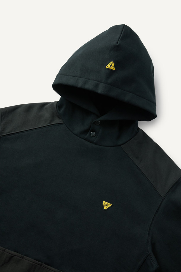 블랙 컬러의 워크 후드 스웻셔츠입니다. 면, 폴리에스터, 나일론 혼방의 두꺼운 소재로 제작되어 봄, 가을, 겨울 착용에 적합하며, 일상과 워킹 시 활용하기 좋습니다. 컴포트핏으로 편안한 착용감을 제공하며, 후드 디자인과 금속 스냅, 4구 펜 포켓, 캥거루 포켓, 소매 펜꽂이 포켓, 볼디스트 심볼 라벨 등의 특징을 갖추었습니다. 캐주얼, 미니멀, 워크웨어 스타일을 즐기는 분들께 출근룩과 캠핑룩으로 추천합니다. 무지 디자인으로 어떤 스타일에도 쉽게 매치할 수 있습니다.
