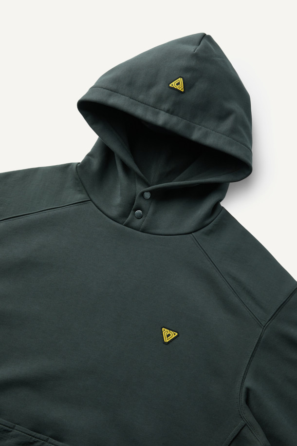 워크 후드 스웻셔츠는 일상과 워킹, 캠핑룩에 모두 잘 어울리는 스타일리시한 후드 스웻셔츠입니다. 봄, 가을, 겨울 세 계절 모두 착용 가능하며, 그린 컬러의 무지 디자인으로 어떤 옷에도 쉽게 매치할 수 있습니다. 넉넉한 컴포트핏에 두꺼운 두께감으로 따뜻하고 포근한 착용감을 선사하며, 부드러운 촉감이 특징입니다. 금속 스냅 후드, 4구 펜포켓, 캥거루 포켓, 왼쪽 소매 펜꽂이 포켓 등 실용적인 디테일이 돋보이며, 내구성이 뛰어납니다. 면, 폴리에스테르, 나일론 혼방 소재로 제작되어 튼튼하며, 볼디스트 심볼 라벨이 디자인의 완성도를 높입니다.
