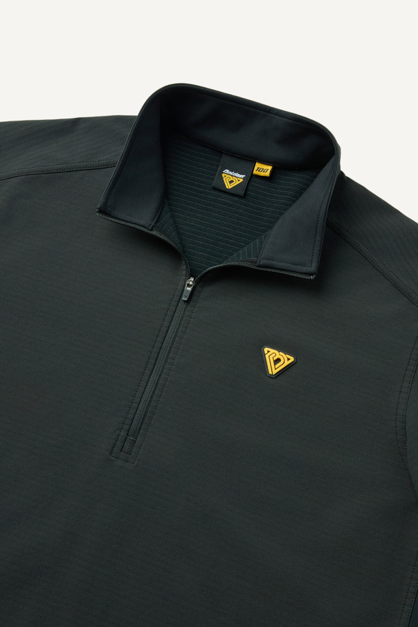 겨울철 따뜻함을 책임질 윈터 반집업 긴팔 티셔츠(코듀라)입니다. 코듀라, 스판덱스, 플리스 소재 혼방으로 뛰어난 내구성과 신축성, 부드러운 촉감과 보온성을 제공합니다. 안감은 플리스로 마감하여 한겨울에도 쾌적하게 착용 가능하며, 스포티하면서도 베이직한 디자인으로 일상, 워킹, 여행 등 다양한 TPO에 활용하기 좋습니다. YKK 지퍼, 지퍼 하단 쉘터 보강, 왼쪽 소매 펜꽂이 포켓, 양쪽 사이드 스트레치 배색, 소매단 접밴드 등 디테일한 디자인이 돋보입니다. 다크 그린 색상의 무지 패턴으로 미니멀하고 캐주얼한 스타일을 연출해보세요.
