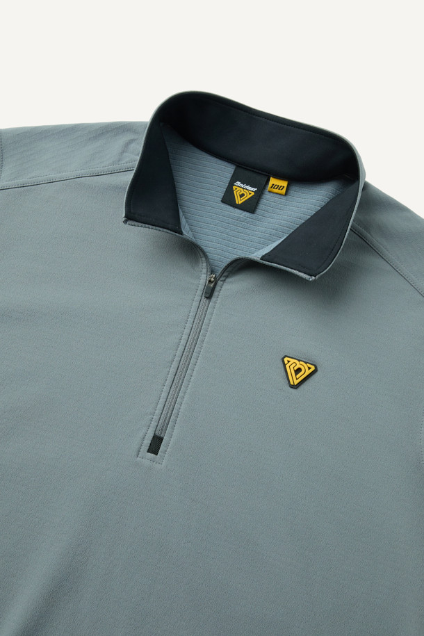 겨울철 추위에도 끄떡없는 윈터 반집업 긴팔 티셔츠(코듀라)입니다. 보온성을 극대화하는 플리스 안감과 두꺼운 두께감, 코듀라, 스판덱스, 플리스의 혼방으로 뛰어난 내구성과 신축성을 자랑합니다. 부드러운 촉감과 스탠다드 핏으로 편안한 착용감을 선사하며, YKK 지퍼, 지퍼 하단 쉘터 보강, 왼쪽 소매 펜꽂이 포켓, 양쪽 사이드 스트레치 배색 등의 디테일로 기능성을 더했습니다. 일상, 워킹, 출근룩, 혹은 워크샵룩 등 다양한 TPO에 어울리는 스포티하고 베이직한 스타일의 티셔츠입니다.
