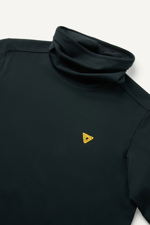 **윈터 기모 터틀넥 긴팔 티셔츠**는 겨울철 추위에도 따뜻함과 스타일을 동시에 잡을 수 있는 아이템입니다. 부드러운 기모 안감과 보온 기능을 갖춰 쌀쌀한 날씨에도 쾌적하게 착용 가능합니다. 데일리룩, 피트니스룩, 러닝룩 등 다양한 TPO에 활용할 수 있으며, 스포티, 미니멀, 캐주얼 스타일을 연출하기 좋습니다. 신축성이 우수한 폴리에스테르, 스판덱스 혼방 소재로 활동성을 높였으며, 손목 밴드 처리와 겨드랑이 액션 분량(거싯) 디테일로 편안한 착용감을 제공합니다. 블랙 색상에 무지 디자인으로 어떤 옷에도 쉽게 매치할 수 있으며, 귀걸이용 고리가 있어 편리합니다.
