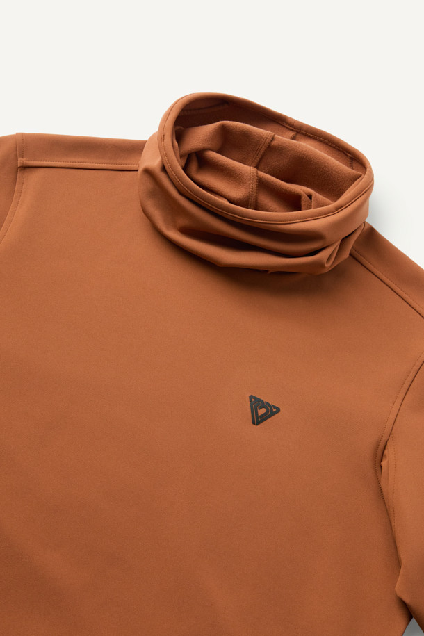 보온성과 활동성을 갖춘 윈터 기모 터틀넥 긴팔 티셔츠입니다. 부드러운 촉감의 폴리에스테르, 스판덱스 혼방 소재에 기모 안감을 더해 한겨울에도 따뜻하게 착용 가능합니다. 베이직 스타일의 무지 디자인으로 다양한 겨울 데일리룩과 스포츠 활동에 활용하기 좋습니다. 테크핏 핏과 긴소매, 터틀넥 디자인으로 보온성을 높였으며, 손목 밴드와 겨드랑이 액션 분량(거싯)으로 활동성을 더했습니다. 귀걸이용 고리 장착과 로고 전사가 돋보이는 미니멀, 캐주얼, 스포티 스타일의 티셔츠입니다.
