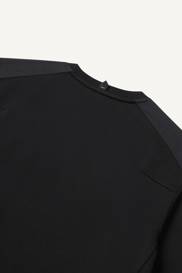 시그니처 스웻셔츠 V4는 워크 및 일상생활에서 활용하기 좋은 공용 스웻셔츠입니다. 봄, 가을, 겨울 계절에 적합하며, 스포티하고 베이직한 스타일을 연출합니다. 면, 폴리에스터, 나일론 혼방의 두꺼운 소재로 제작되어 부드러운 촉감과 흡습, 보온, 내구성을 갖췄습니다. 라운드넥에 컴포트핏의 레귤러 기장으로 제작되었으며, 가슴 자수 로고와 앞주머니 2개, 어깨/팔꿈치 보강, 벨크로 시스템, 뒷목 행거루프 등의 디테일이 돋보입니다. 출근룩이나 겨울 데일리룩으로 캐주얼하게 코디하기 좋습니다.
