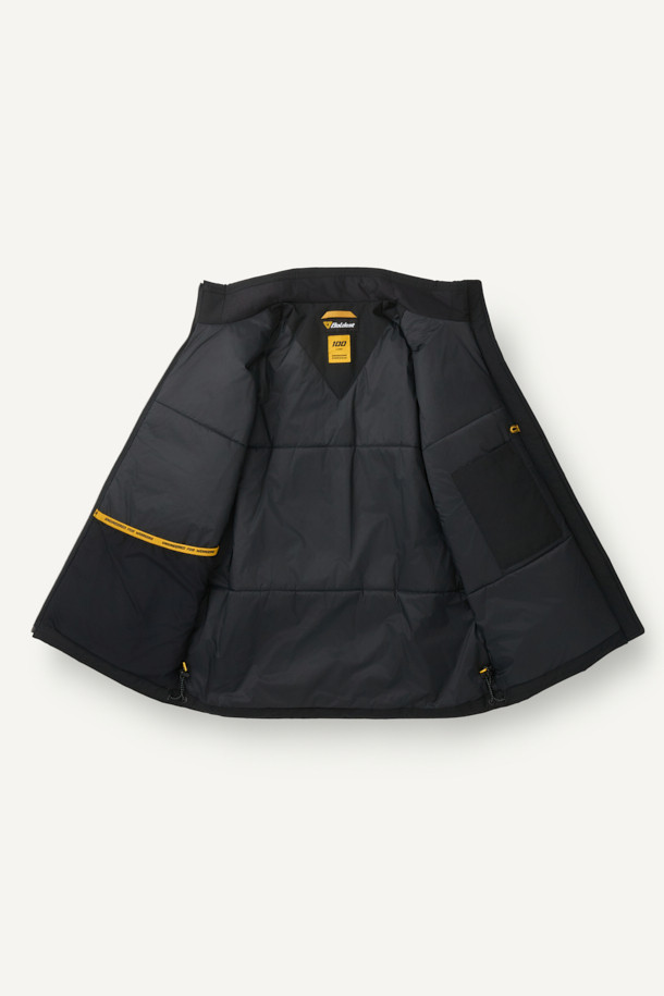 워크 경량 패딩은 캐주얼하고 스포티한 스타일의 겨울용 아우터입니다. 블랙 색상의 무지 디자인으로, 출근룩과 여행룩에 모두 활용하기 좋습니다. 나일론 소재로 제작되어 가볍고 부드러운 촉감을 선사하며, 두꺼운 두께감으로 뛰어난 보온성을 제공합니다. 생활 방수 기능과 투습 기능으로 쾌적함을 유지하며, 지퍼와 스냅으로 여밀 수 있습니다. 6개의 포켓과 스토퍼 디테일로 실용성을 더한 스탠다드핏 긴소매 패딩입니다.
