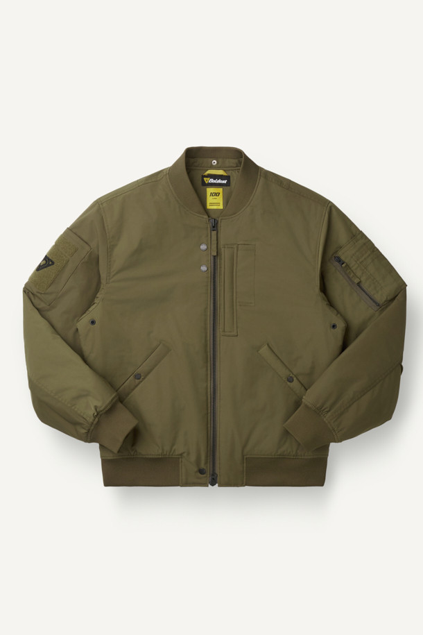 워크 MA-1 패딩 파카 V4는 일상과 워크웨어 스타일을 아우르는 남녀 공용 아우터입니다. 카키와 올리브 두 가지 색상으로 출시되었으며, 가을과 겨울에 따뜻하게 입을 수 있도록 두꺼운 두께감의 폴리에스테르 소재로 제작되었습니다. 컴포트핏으로 편안한 착용감을 제공하며, YKK 2WAY 지퍼, 13개 포켓, 후드 탈부착, 벨크로 시스템, 시보리 디테일, 아일렛 통기성 등 다양한 디테일이 돋보입니다. 생활방수, 방풍, 보온, 통기성 기능으로 실용성을 높였으며, 출근룩, 워크웨어, 스트리트, 미니멀 스타일을 즐겨 입는 분들께 추천합니다.
