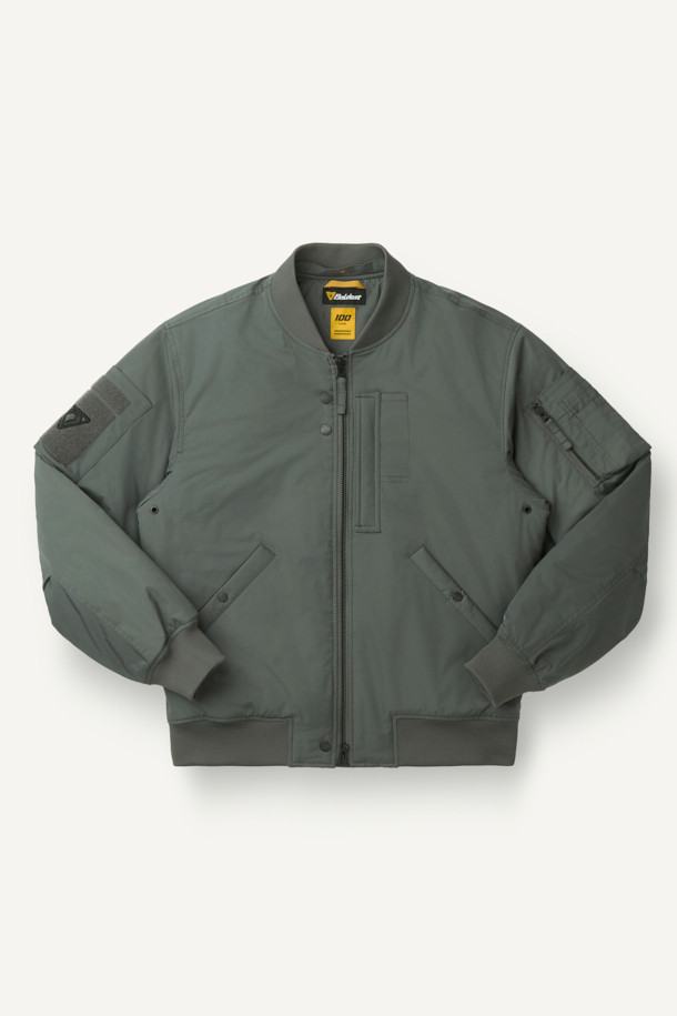 워크 MA-1 패딩 파카 V4는 일상과 워크웨어 스타일을 아우르는 남녀 공용 아우터입니다. 두꺼운 두께감의 폴리에스테르 소재에 안감은 패딩 처리하여 가을, 겨울철 뛰어난 보온성을 제공하며 일상적인 활동은 물론 출근룩으로도 활용 가능합니다. 밀리터리, 스포티 무드를 동시에 느낄 수 있으며, 무지 디자인에 후드 탈부착, YKK 2WAY 지퍼, 13개 포켓 시스템, 벨크로, 시보리, 아일렛 등 다양한 디테일이 돋보입니다. 생활 방수, 방풍 기능으로 외부 환경으로부터 보호하며, 컴포트핏 레귤러 기장으로 편안한 착용감을 선사합니다.
