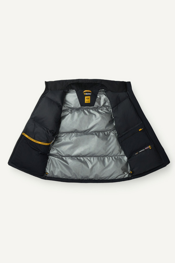 헤비듀티 퍼텍스 프리마로프트 워크 패딩 V3는 혹독한 겨울 날씨에도 끄떡없는 보온성을 제공하는 방한 패딩입니다. 방수, 투습, 보온, 발수, 경량 기능을 갖춘 프리마로프트 충전재와 튼튼한 퍼텍스, 코듀라 소재를 사용하여 제작되었습니다. 총 9개의 넉넉한 포켓과 겨드랑이 액션 분량, 몰리 시스템 적용으로 작업 시 편리함을 더합니다. 밀리터리, 스포티, 워크웨어 스타일을 아우르는 디자인으로 출근룩, 캠핑룩, 등산룩 등 다양한 TPO에 활용 가능합니다. 체열 반사 알루미늄 히팅 안감으로 보온성을 극대화하여 추운 겨울철에도 따뜻하게 활동할 수 있습니다.
