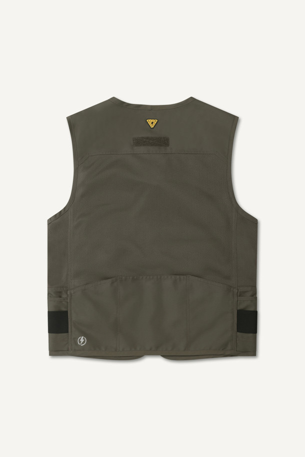 일렉트릭션 베스트는 작업용 또는 일상생활에서 활용 가능한 남성용 베스트입니다. 카키와 블랙 두 가지 색상으로 제공되며, 봄, 여름, 가을 계절에 착용하기 좋습니다. 워크웨어 스타일의 레귤러핏으로 디자인되었으며, 브이넥과 민소매 디자인이 특징입니다. 두꺼운 두께의 도비/메쉬 혼방 소재로 제작되어 뻣뻣한 촉감을 제공하며, 통기성과 수납 기능을 갖췄습니다. 총 12개의 포켓, YKK 스냅/지퍼, 다용도 몰리 시스템, D링 3개, 내구성 강화, 전기공 전용 디자인 등 다양한 특징을 갖춘 실용적인 아이템입니다.
