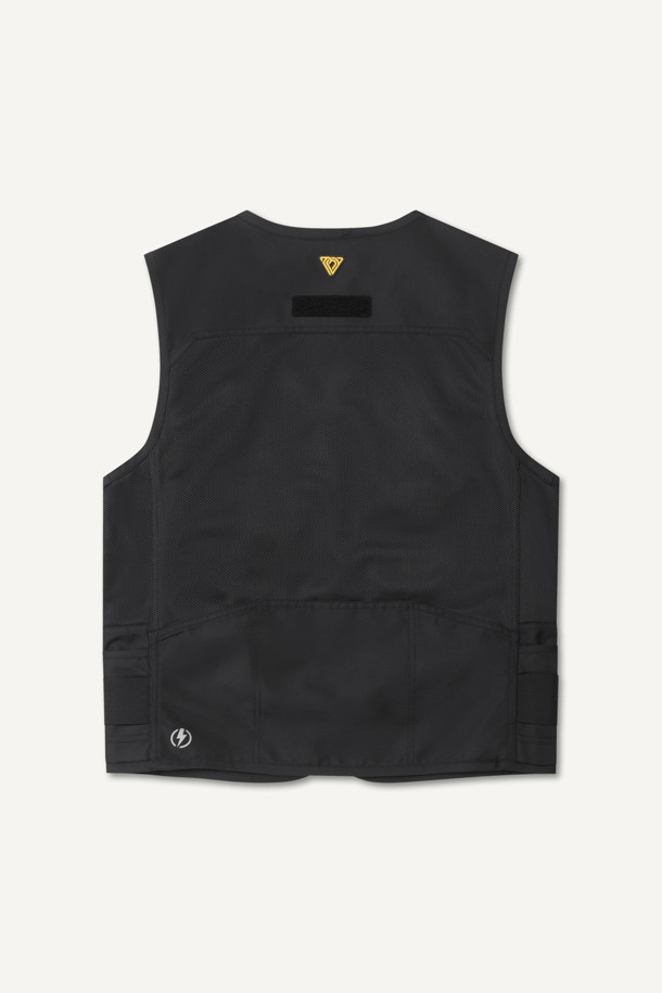 일렉트릭션 베스트는 남성용 워크웨어 스타일의 작업 조끼입니다. 두껍고 뻣뻣한 도비 및 메쉬 소재로 제작되었으며, 사계절 착용이 가능합니다. 총 12개의 포켓과 다용도 몰리 시스템, YKK 스냅/지퍼, D링 3개가 있어 뛰어난 수납력과 실용성을 제공합니다. 전기공 전용 디자인으로 제작되었으며, 브이넥, 레귤러핏, 민소매 디자인이 특징입니다. 출근룩과 워크샵룩, 캐주얼, 미니멀 스타일 연출에 적합하며, 내구성이 뛰어나 작업 환경에서 쾌적함과 편리함을 더합니다.
