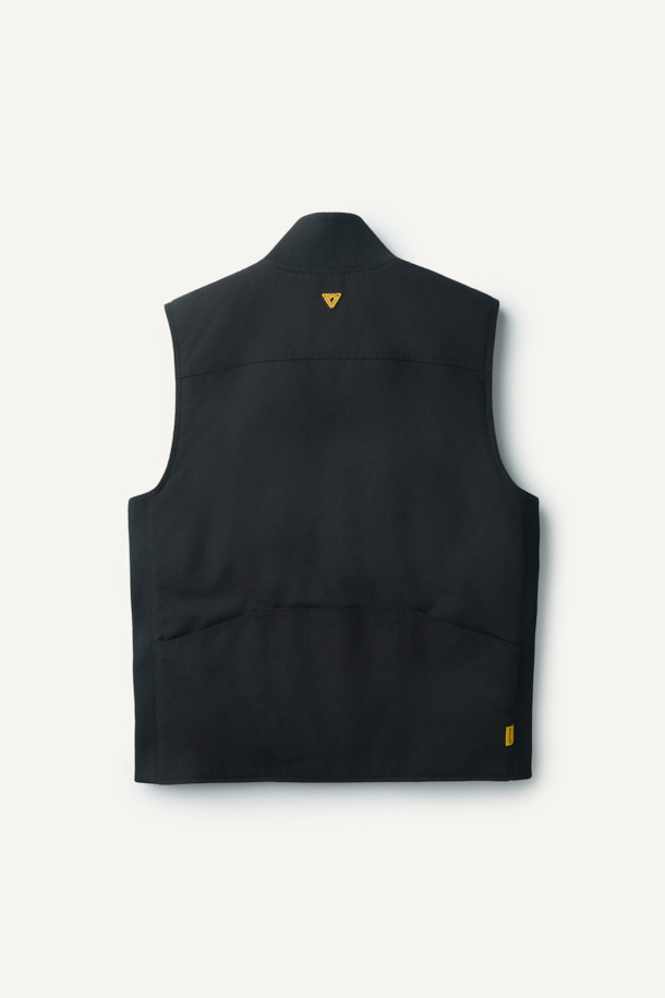 헤비듀티 패딩 베스트는 혹독한 겨울 날씨에도 끄떡없는 보온력을 제공하는 남녀 공용 아우터입니다. 블랙 컬러의 무지 디자인에, 스포티와 밀리터리 스타일을 결합하여 일상 및 아웃도어 활동에 모두 적합합니다. 튼튼한 코듀라와 나일론 소재를 사용하여 내구성과 내마모성을 높였으며, 두꺼운 두께감과 부드러운 촉감이 특징입니다. YKK 스냅/지퍼, 웨빙 테이프 디테일, 벨크로 포켓, 다중 포켓 구성, 고기능성 패딩 충전재 등이 적용되어 뛰어난 기능성을 자랑합니다. 스포티, 워크웨어, 미니멀 스타일을 추구하는 분들께 겨울 데일리룩과 캠핑룩에 완벽한 선택이 될 것입니다.
