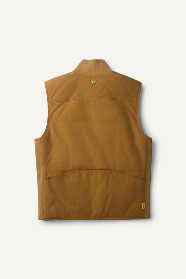 겨울철 일상과 아웃도어 활동에 적합한 헤비듀티 패딩 베스트입니다. 브라운 컬러의 무지 디자인으로, 유틸리티와 스포티한 스타일을 연출합니다. 겉감은 내구성이 뛰어난 코듀라와 나일론 소재를 사용하여 제작되었으며, 두꺼운 두께감으로 보온성을 높였습니다. 고기능성 패딩 충전재와 다수의 포켓, YKK 지퍼, 벨크로 포켓, 웨빙테이프 디테일 등 다양한 기능과 디자인 요소를 갖추었습니다. 내구성과 내마모성이 뛰어나며, 사이드 립 배색으로 포인트를 주어 세련된 겨울 데일리룩과 여행룩을 완성합니다.
