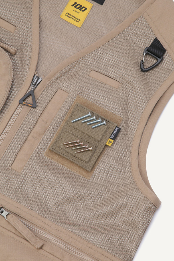 디테쳐블 마그네틱 벨크로 패널 (2구)는 1050D ATY 나일론 소재를 사용하여 내구성을 높인 패션 소품입니다. 미니멀한 스타일의 베이지 컬러로, 벨크로와 마그네틱 여밈 방식을 통해 탈부착 및 수납 기능을 제공합니다. 네오디뮴 자석 4개를 사용하여 강력한 고정력을 자랑하며, 중앙 부분이 구부러져 사용 편의성을 더했습니다. 일상 및 워킹 용도로, 동네 마실룩이나 캐주얼 스타일에 잘 어울리는 아이템입니다.
