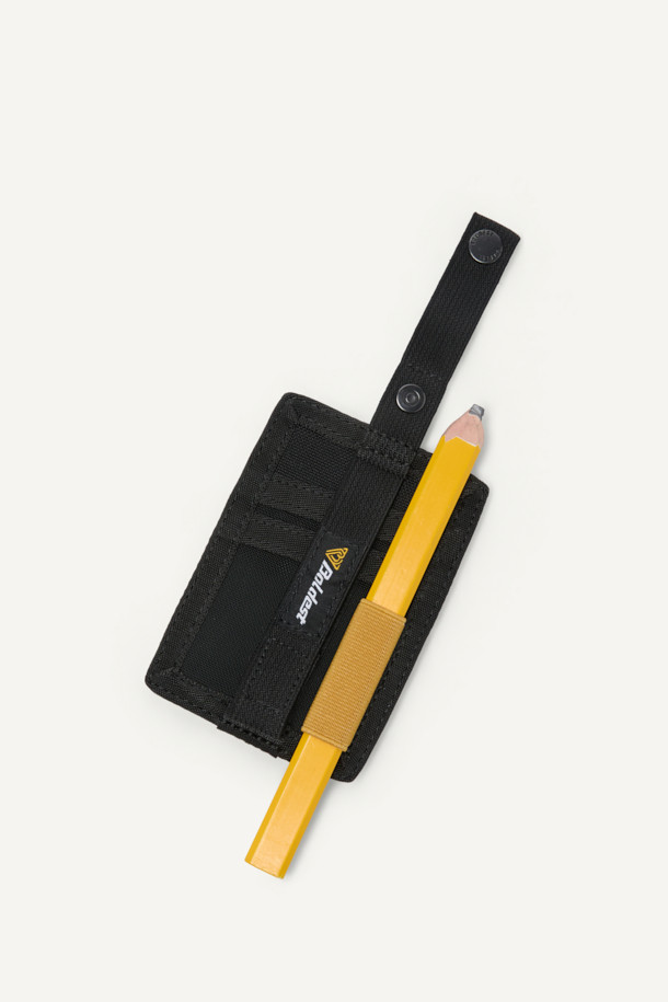 워크 네임택 V3는 여행, 출근, 비즈니스 캐주얼 등 다양한 TPO에 어울리는 네임택입니다. 미니멀, 캐주얼, 클래식 스타일을 아우르며, 블랙과 옐로우 두 가지 색상으로 출시되었습니다. 나일론 소재의 스몰 사이즈(80 x 115mm) 사각형 디자인으로, 로고 패턴과 스냅/벨크로 디자인 장식이 특징입니다. 3WAY 활용 가능하며, ID카드 홀더, 카드 수납 2구, 엘라스틱 밴드, 경량(50g) 및 내마모성 기능을 갖추어 실용성을 높였습니다. 사이즈 조절 및 분리가 가능하며, 스냅형/벨크로형 잠금 방식으로 사용이 편리합니다.
