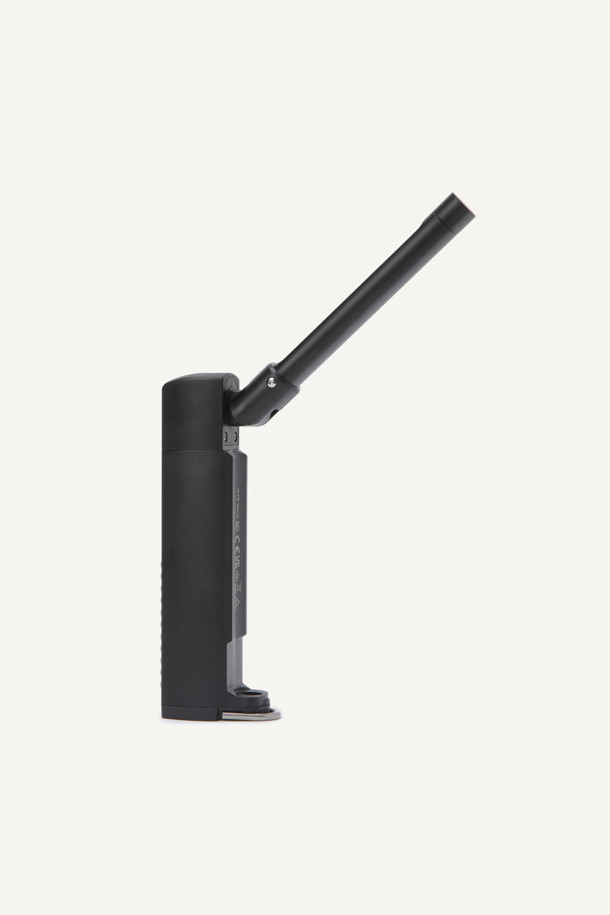 W7R Work (더블유세븐알 워크)는 캠핑 및 작업 시 유용한 다기능 LED 라이트입니다. 180도 접이식, 270도 회전이 가능하며, 마그네틱 부착과 후크 방식을 지원하여 다양한 환경에서 편리하게 사용할 수 있습니다. IP54 방수/방진 등급으로 제작되어 야외 활동에도 안심하고 사용할 수 있으며, UV 라이트 기능을 포함합니다. 2500mAh 배터리로 최대 5시간 사용 가능하며, USB-C 충전 방식을 지원합니다. 본체와 충전 케이블이 구성품으로 제공됩니다.
