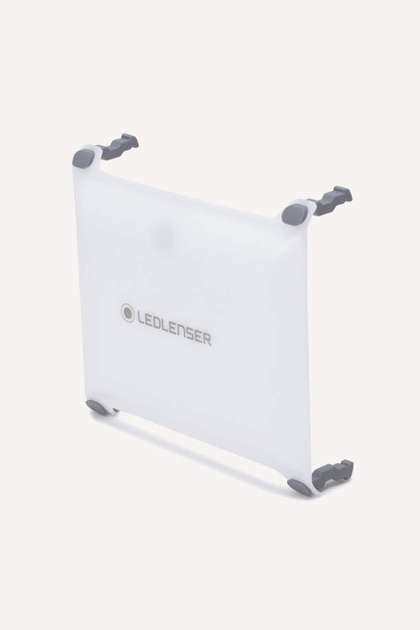 AF8R(에이 에프 에이트 알) 워크 라이트 기프트 박스는 캠핑이나 작업 시 유용한 작업등입니다. 최대 4000루멘의 밝기를 제공하며 5단계로 조절하여 필요에 맞는 밝기를 설정할 수 있습니다. IP67 등급의 방수/방진 기능을 갖춰 야외에서도 안심하고 사용할 수 있으며, 최대 14시간(Low Power) 사용 가능한 충전식 제품입니다. 알루미늄 소재로 제작되었으며, 블랙과 화이트 두 가지 색상으로 출시되었습니다. 본체, 충전 케이블, AC 전원 어댑터, 디퓨저 렌즈, 휴대용 케이스가 구성품으로 제공됩니다.
