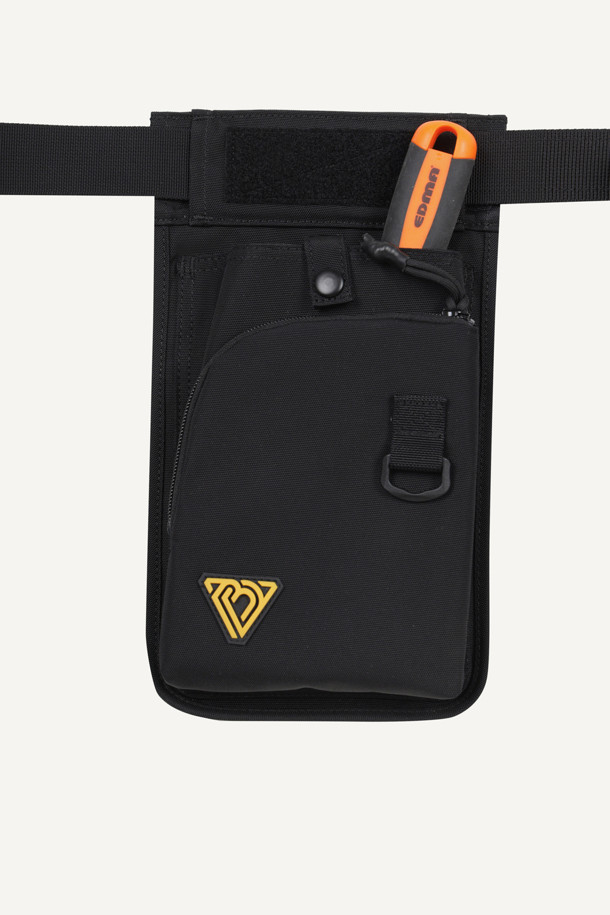 워크 페인터 벨트는 작업용 및 페인팅 작업에 최적화된 실용적인 아이템입니다. 블랙, 화이트 두 가지 색상으로 제공되며, 내구성이 뛰어난 나일론 소재를 사용했습니다. 3개의 파우치로 구성되어 있으며, 대형 메인 파우치, 좌/우측 보조 파우치로 넉넉한 수납공간을 제공합니다. 벨크로형 잠금 방식으로 간편하게 탈부착 가능하며, 고정력을 강화한 벨크로와 D링, 와펜 디자인으로 실용성과 스타일을 모두 갖췄습니다. 전면 및 후면 착용이 가능하며, 파우치 탈부착 및 사이즈 조절이 용이하여 워크샵룩, 출근룩과 같은 워크웨어, 캐주얼, 미니멀 스타일을 연출하기 좋습니다. 페인터 전용 툴을 최적화하여 작업 효율을 높여줍니다.
