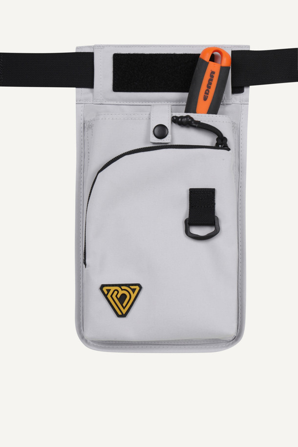 워크 페인터 벨트는 작업 시 편리함을 더하는 실용적인 아이템입니다. 튼튼한 나일론과 폴리에스테르 소재로 제작되어 내구성이 뛰어나며, 작업용, 페인팅, 미장 등 다양한 용도로 활용 가능합니다. 화이트와 블랙 두 가지 색상으로 출시되었으며, 수납, 탈부착, 커스터마이징 기능을 제공합니다. 대형 메인 파우치, 좌/우측 보조 파우치로 넉넉한 수납공간을 확보하고, D링, 벨크로, 와펜 디테일로 포인트를 더했습니다. 40mm 웨빙과 PU 코팅으로 고정력과 내구성을 강화하여 워크웨어, 고프코어, 캐주얼 스타일의 캠핑룩, 가을 나들이룩, 워크샵룩에 잘 어울립니다.
