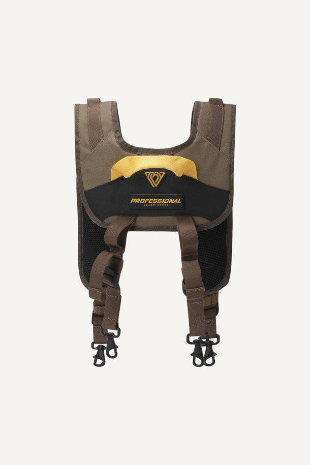 뉴 워크 E.D.C 서스펜더는 작업의 효율성을 높여주는 공구 수납 서스펜더입니다. 1050D 나일론 소재와 에어메쉬 안감으로 제작되어 통기성이 뛰어나며, 하중 분산 및 쿠셔닝 기능을 제공합니다. 브라운과 블랙 두 가지 색상으로 출시되었으며 웨빙, 벨크로, 심볼 와펜 등의 디자인 요소가 돋보입니다. 스트레치 웨빙, 다양한 수납공간, 툴벨트 호환 기능을 갖춰 워크웨어, 캐주얼, 미니멀 스타일을 즐겨 입는 분들께 적합합니다. 벨크로와 쌍올직 잠금 방식을 적용했으며, 웨빙고리, 벨크로 여밈걸이, 펜꽂이, 다용도걸이 등 실용적인 수납 기능을 제공합니다.
