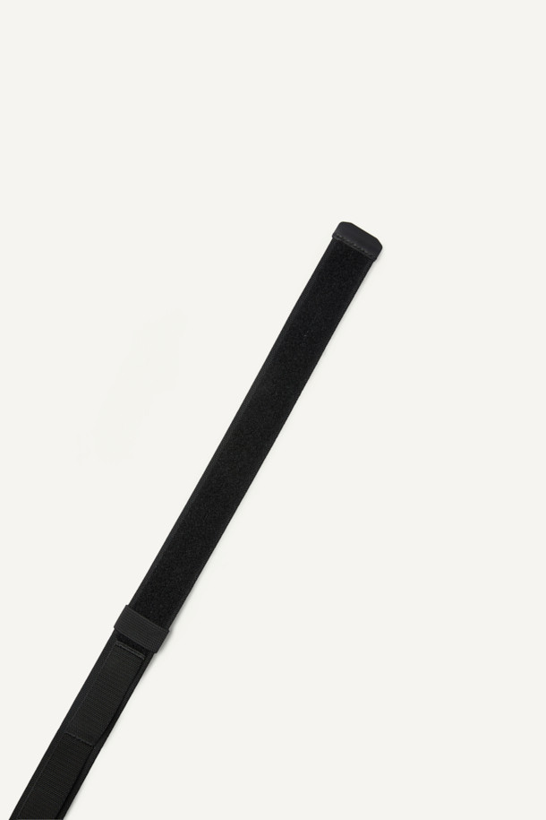 미케닉 벨크로 벨트 V2는 일상 및 워크웨어에 적합한 공용 벨트입니다. 블랙 컬러에 탄탄한 엘라스틱 밴드와 나일론, 엘라스틱 웨빙 소재를 사용하여 내구성을 높였습니다. 몰리 웨빙과 논버클 스타일로 활동성을 더했으며, 사이즈 조절 고리를 통해 편안한 착용감을 제공합니다. 벨크로형 여밈 방식과 심볼라벨, 레터링 라벨, 플라스틱 벨트 팁 디자인이 특징이며, 캐주얼, 미니멀, 워크웨어 스타일 모두에 잘 어울립니다. 스크래치 프리 기능으로 더욱 실용적인 제품입니다.
