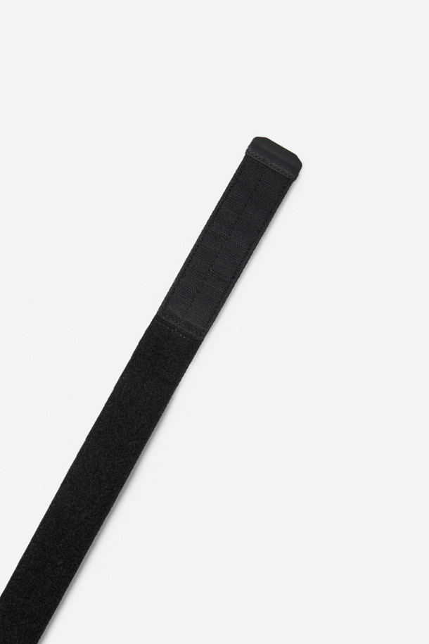 벨크로 벨트 V3는 작업용 및 일상용으로 활용 가능한 남녀 공용 벨크로 벨트입니다. 얇은 두께의 블랙 컬러 나일론 소재로 제작되었으며, 사이즈 조절 및 벨크로 여밈 방식으로 편리하게 착용할 수 있습니다. 4구 보조 웨빙, 아미PP웨빙, 쌍올직 웨빙, 4각 금속 타원링, 플라스틱 벨트 팁 등 꼼꼼한 디테일이 돋보이며, 간결한 레터링과 심볼 라벨 디자인이 특징입니다. 내구성이 강화되었으며, 공구 지탱 및 툴 파우치 결합이 가능하여 실용성을 높였습니다. 버클 없는 디자인으로 워크웨어, 캐주얼, 미니멀 스타일의 출근룩과 캠핑룩에 잘 어울립니다. M, L 두 가지 사이즈로 제공되며 무게는 60g입니다.
