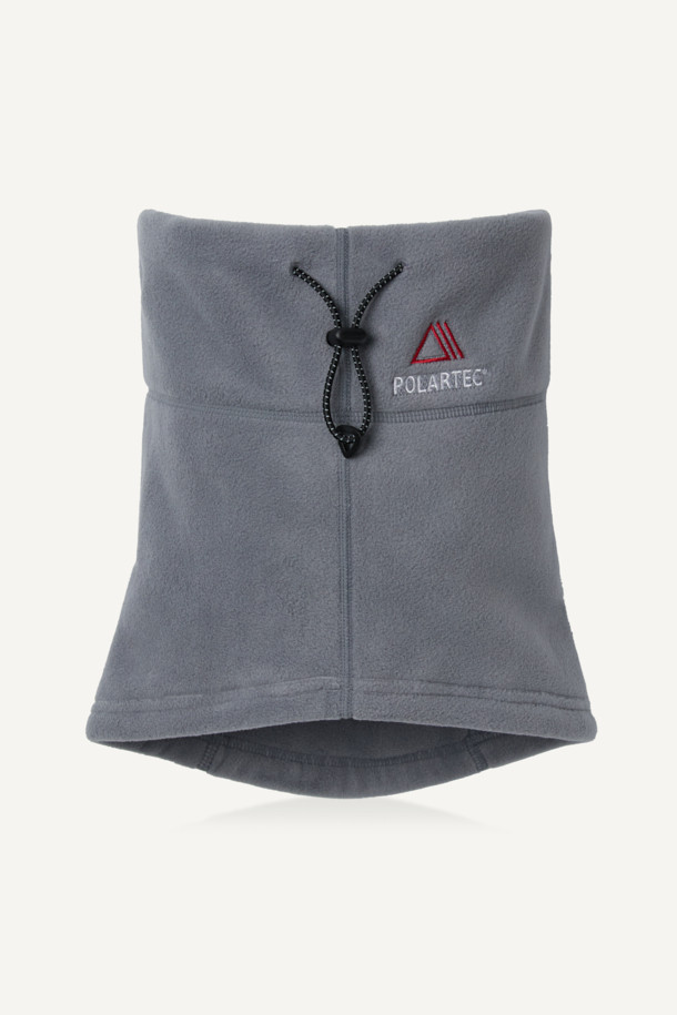 워크 폴라텍 브레서블 넥워머는 워킹, 일상, 등산, 캠핑룩 등 다양한 TPO에 활용 가능한 넥워머입니다. 부드러운 플리스 소재와 폴리에스테르 소재로 제작되어 겨울철 보온성을 높여줍니다. 그레이 컬러에 얼굴까지 덮을 수 있는 디자인으로, E스트링 사이즈 조절과 매쉬 안감을 통해 편안한 착용감을 제공합니다. Polartec 200 시리즈 소재를 사용하여 뛰어난 통기성을 자랑하며, 자수 로고와 스토퍼 디테일이 돋보이는 캐주얼, 고프코어, 미니멀 스타일의 넥워머입니다. 무게는 100g입니다.
