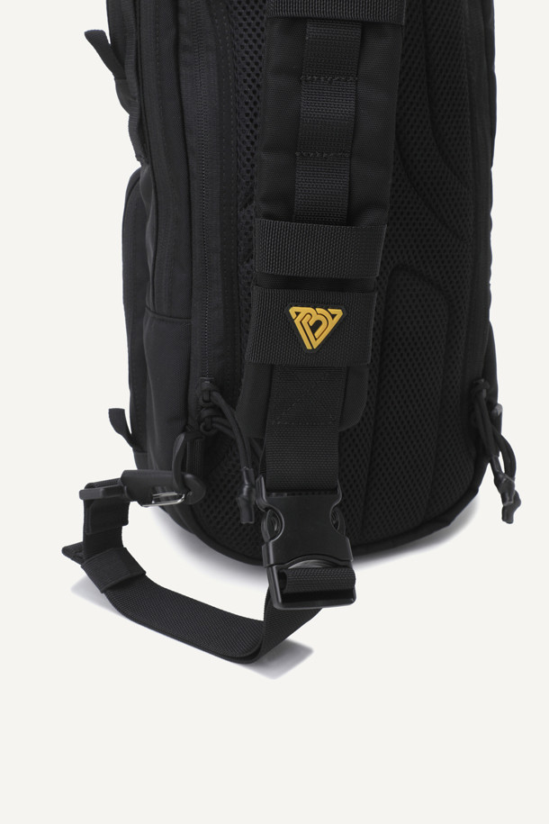 워크 몰리 슬링백 V2는 5L 용량의 미디엄 사이즈 남성용 슬링백입니다. 1,260D 나일론사를 사용하여 내구성을 높였으며, 몰리 시스템, 3개의 수납공간, 메쉬 등판, 벨크로, 웨빙 디테일로 실용성을 더했습니다. 일상 및 출퇴근 용도로 적합하며, 블랙 색상의 무지 디자인에 사각 형태, 지퍼형 잠금 방식과 플라스틱 버클, 2-WAY 착용, 길이 조절 기능으로 밀리터리 및 텍티컬 스타일을 연출합니다.
