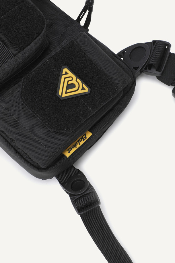 워크 체스트리그 V2는 1.5L 미디엄 사이즈의 블랙 색상 나일론 소재 체스트리그입니다. 메쉬 소재 등판과 회전형 스트랩 버클, 조절 가능한 어깨 패드로 편안한 착용감을 제공하며, 몰리 시스템과 다중 수납공간, 지퍼 및 벨크로형 잠금 방식으로 실용성을 더했습니다. 워크 및 일상 용도로 활용하기에 적합한 디자인과 기능을 갖춘 제품입니다.
