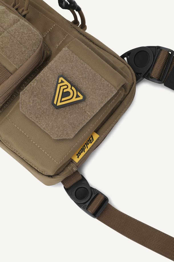 워크 체스트리그 V2는 1.5L 미디엄 사이즈의 브라운 컬러 체스트리그로, 1,260D 나일론 소재를 사용하여 내구성을 높였습니다. 몰리 시스템, 회전형 스트랩 버클, 메쉬 등판, 3개의 수납공간, 와펜 부착 가능 등 다양한 기능과 디자인을 갖춰 워크웨어 및 일상용으로 적합합니다. 어깨 패드 사이즈 조절이 가능하며, 지퍼형 및 벨크로형 잠금 방식으로 내용물을 안전하게 보관할 수 있습니다.
