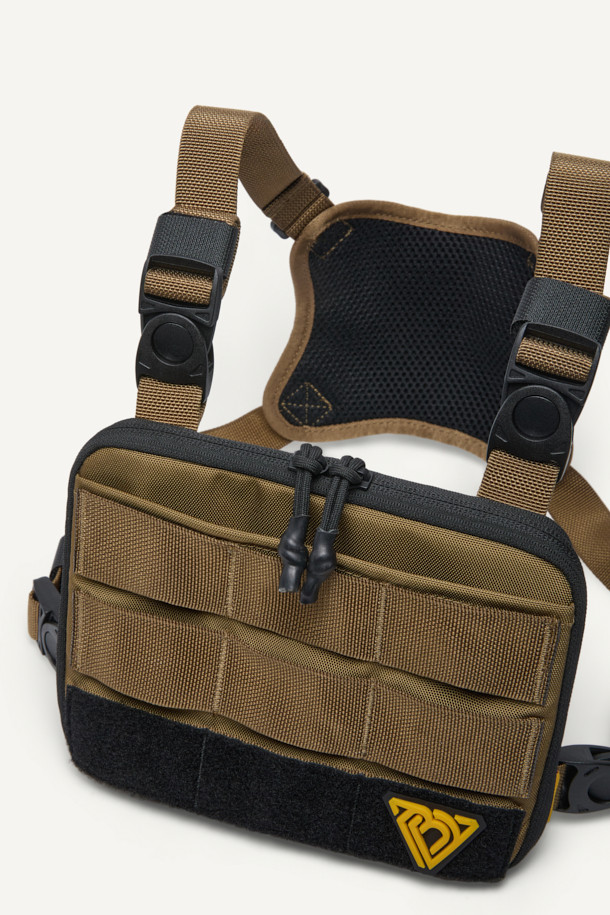 캠핑룩, 고프코어 및 워크웨어 스타일을 위한 컴팩트 체스트 리그입니다. 브라운과 블랙 두 가지 색상으로 출시되었으며, 360g의 가벼운 무게로 활동성을 높였습니다. 튼튼한 나일론 소재를 사용하여 내구성을 높였으며, 웨빙, 벨크로, 버클 디테일로 디자인의 완성도를 더했습니다. 사이즈 조절, 재귀반사 기능, 다양한 수납 공간을 제공하며, MOLLE 시스템, YKK 지퍼, 매쉬 그물망, 고무 지퍼손잡이, 스냅 단추 등 실용적인 기능으로 무장했습니다. 사각형 모양에 지퍼, 버클, 벨크로 잠금 방식을 적용하여 안전하게 소지품을 보관할 수 있습니다.

