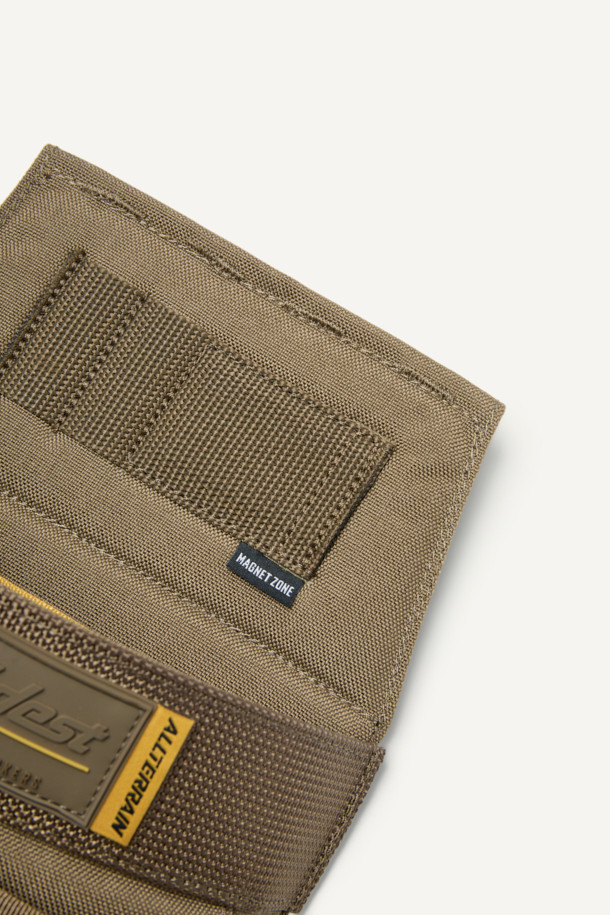 올터레인 툴 파우치 V3는 3L 용량의 미디엄 사이즈 툴 파우치입니다. 견고한 형태와 고강도 나일론 소재를 사용하여 내구성을 강화했으며, 카키와 올리브 두 가지 색상으로 제공됩니다. MOLLE 시스템, 다수 포켓, 마그네틱 및 벨크로 잠금 방식을 통해 수납 기능을 극대화했습니다. 웨빙, 와펜, 라벨 디자인 장식이 특징이며, 작업용 또는 일상, 출근룩, 캠핑룩, 워크웨어, 캐주얼, 미니멀 스타일 모두에 잘 어울립니다. 무게는 340g입니다.
