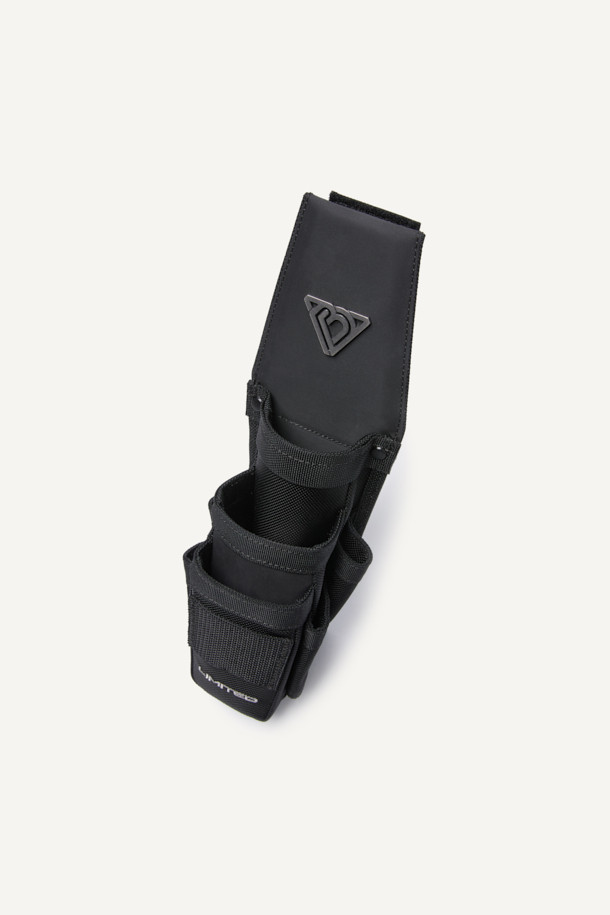 일렉트릭션 스탠다드 파우치(Electrician Standard Pouch)는 작업용 또는 일상에서 활용하기 좋은 블랙 컬러의 스몰 사이즈 파우치입니다. 코듀라와 하이파이론 소재를 사용하여 내구성이 뛰어나며, 사각형 디자인에 웨빙, 벨크로, 금속 와펜, 라벨 등의 디자인 장식이 돋보입니다. 0.5L의 컴팩트한 사이즈로, 몰리(MOLLE) 시스템과 EVA 내장재를 적용하여 전기 공구 수납에 최적화되었으며, 클립형 공구 부착이 가능합니다. 벨크로형 잠금 방식으로 편리하게 사용할 수 있으며, 무게는 285g입니다. 툴벨트에 착용하거나 모듈형 결합을 통해 더욱 실용적으로 활용 가능합니다.
