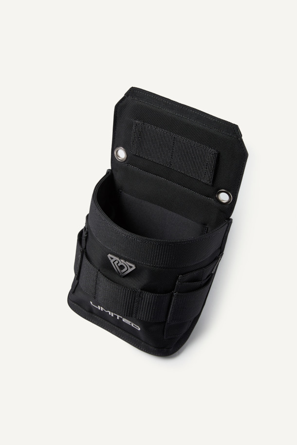 일렉트릭션 익스팬드 파우치는 작업과 일상 모두를 아우르는 다용도 파우치입니다. 튼튼한 코듀라와 하이파이론 소재를 사용하여 제작되었으며, 2L의 넉넉한 수납공간을 제공합니다. MOLLE 시스템, EVA 내장재, 그리고 모듈형 디자인을 통해 수납력과 실용성을 극대화했습니다. 벨크로 및 마그네틱 잠금 방식과 사각 형태의 디자인은 안정적인 수납을 돕습니다. 툴플레이어와의 콜라보레이션으로 탄생한 블랙 색상의 이 파우치는 워크웨어, 미니멀, 고프코어 스타일을 즐기는 분들께 출근룩, 비즈니스 캐주얼, 캠핑룩 등 다양한 TPO에 활용 가능합니다.
