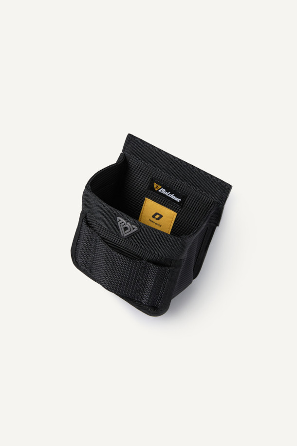 일렉트릭션 모듈 파우치는 작업용 공구 수납에 최적화된 블랙 색상의 파우치입니다. 튼튼한 코듀라 소재와 0.36L의 스몰 사이즈로 제작되었으며, 웨빙, 라벨, 와펜 등의 디자인 장식이 돋보입니다. MOLLE 시스템, EVA 내장재, 툴벨트 호환 기능과 모듈형 디자인으로 사용성을 높였습니다. 클립형 잠금 방식으로 편리하며, 전기공구 수납을 위한 맞춤형 포켓이 특징입니다. 워크웨어, 미니멀, 캐주얼 스타일에 잘 어울립니다.
