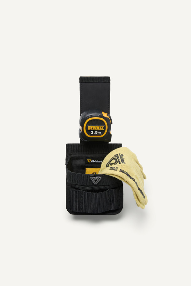 견고한 하드웨빙과 내구성이 뛰어난 하이파이론 소재로 제작된 올라운드 파우치입니다. 블랙 색상에 무지 디자인으로, 워크웨어, 미니멀, 캐주얼 스타일을 모두 소화합니다. 수납 기능을 제공하며, 사각 모양에 벨크로형 잠금 방식으로 내용물을 안전하게 보호합니다. MOLLE 시스템, 클립형 공구 부착, 툴벨트 착용이 가능하여 작업용 및 공구 수납에 최적화된 스몰 사이즈 파우치입니다.
