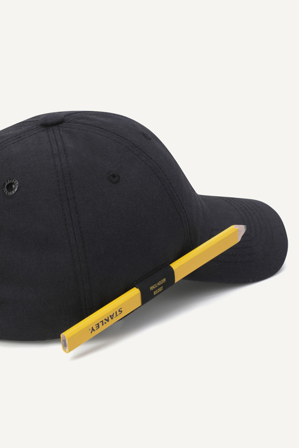 워크 아라미드 캡 V3는 워크웨어, 등산, 캠핑 등 다양한 TPO에 어울리는 볼캡입니다. 내구성이 뛰어난 코듀라와 난연 기능을 가진 아라미드 소재를 사용하여 제작되었으며, 사계절 모두 착용 가능합니다. 쿨맥스 땀받이, 메쉬 안감, 펜슬 홀더를 갖춰 실용성을 높였으며, 엔지니어드 와펜과 버클 디테일로 디자인 포인트를 더했습니다. 58/60 두 가지 사이즈로 출시되어 편안한 착용감을 제공하며, 워크웨어, 캐주얼, 고프코어 스타일을 즐기는 분들께 추천합니다. 블랙 컬러로 어떤 스타일에도 쉽게 매치할 수 있습니다.
