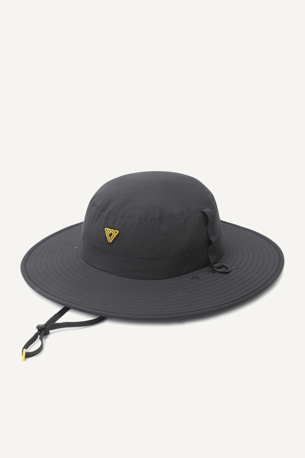 라이트워크 썬프로텍트 와이드 햇 V2는 아웃도어, 워킹, 일상생활에서 자외선을 차단하고 쾌적함을 유지하도록 설계된 모자입니다. 가볍고 통기성이 뛰어난 에어리도트 소재와 86mm의 넓은 챙으로 햇빛을 효과적으로 가려줍니다. 안면가리개, 목가리개, 턱끈이 있어 활동적인 움직임에도 모자를 안정적으로 착용할 수 있으며, 쿨맥스 땀받이, 메쉬 안감, 흡습속건 기능으로 쾌적함을 더했습니다. 제전 기능과 초발수 기능으로 쾌적함을 유지하며, 턱끈 조절 및 탈부착이 가능하여 사용자의 편의성을 높였습니다. 여행룩, 휴가룩, 산책룩 등 다양한 TPO에 캐주얼, 미니멀, 고프코어 스타일을 연출하기 좋습니다.
