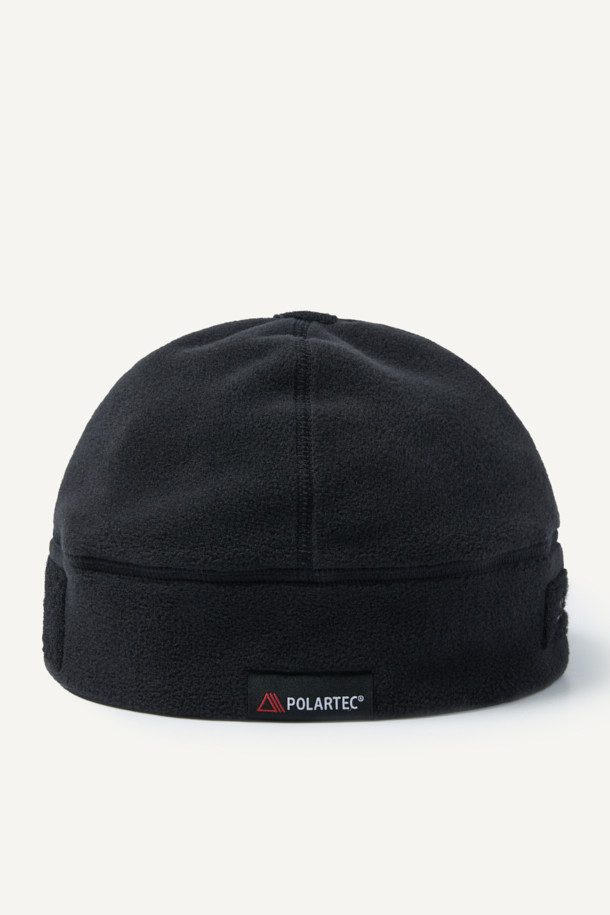 워크 폴라텍 비니는 작업, 아웃도어 활동, 일상에서 폭넓게 활용 가능한 모자입니다. 부드러운 촉감의 폴라텍 플리스 소재로 제작되어 겨울철에도 뛰어난 보온성과 통기성을 제공하며, 체온 조절에 도움을 줍니다. 블랙, 그린, 오렌지 3가지 색상으로 출시되었으며, 가볍고 내구성이 뛰어나며 관리가 편리합니다. 특히 야간 활동 시 안전성을 높이는 재귀반사 프린트와 브랜드 라벨, 그리고 벨크로 디테일이 돋보입니다. 등산룩, 캠핑룩, 출근룩 등 다양한 TPO에 캐주얼, 미니멀, 고프코어 스타일을 더해 스타일리시하게 연출할 수 있습니다. 무게는 35g으로 활동성을 높였습니다.

