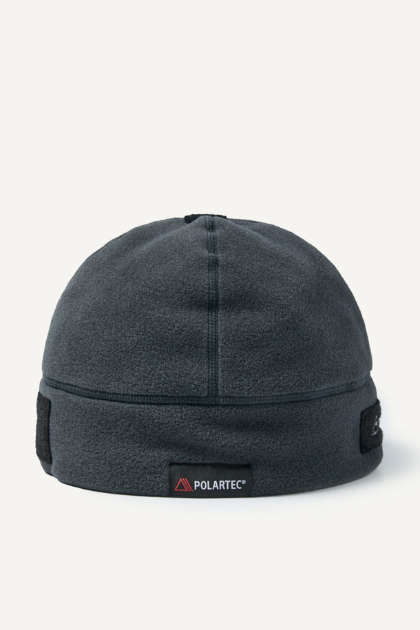 워크 폴라텍 비니는 혹한의 추위 속에서도 따뜻함과 스타일을 놓치지 않는 겨울철 필수템입니다. 부드러운 폴라텍 플리스 소재로 제작되어 뛰어난 보온성과 통기성을 제공하며, 깊은 모자 깊이로 머리를 포근하게 감싸줍니다. 블랙, 그린, 오렌지 3가지 세련된 컬러로 출시되어 등산, 캠핑, 출근 등 다양한 TPO에 활용 가능하며, 캐주얼, 미니멀, 고프코어 스타일을 모두 소화합니다. 35g의 가벼운 무게와 뛰어난 내구성, 관리의 편리함은 물론, 벨크로, 재귀반사 프린트, 브랜드 라벨 디테일로 디자인 완성도를 높였습니다. 야간에도 안전한 야간 가시성을 확보하여, 작업용, 아웃도어 활동, 일상생활에서 폭넓게 활용할 수 있습니다.
