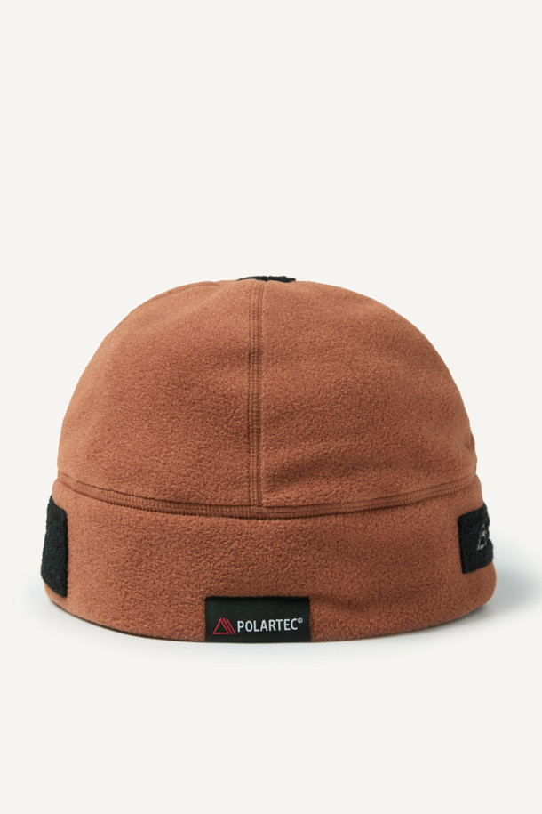 워크 폴라텍 비니는 겨울철 보온성을 책임지는 필수 아이템입니다. 부드러운 폴라텍 플리스 소재로 제작되어 뛰어난 착용감과 보온성을 제공하며, 가볍고 통기성이 뛰어나 체온 조절에도 효과적입니다. 블랙, 그린, 오렌지 3가지 색상으로 출시되어 다양한 스타일을 연출할 수 있으며, 등산룩, 캠핑룩, 캐주얼, 고프코어, 미니멀 스타일 등 TPO에 구애받지 않고 활용 가능합니다. 35g의 가벼운 무게와 관리 용이성이 장점이며, 벨크로, 재귀반사 프린트, 브랜드 라벨 디테일로 디자인 포인트를 더했습니다. 커스터마이징이 가능하여 나만의 개성을 표현할 수 있습니다.
