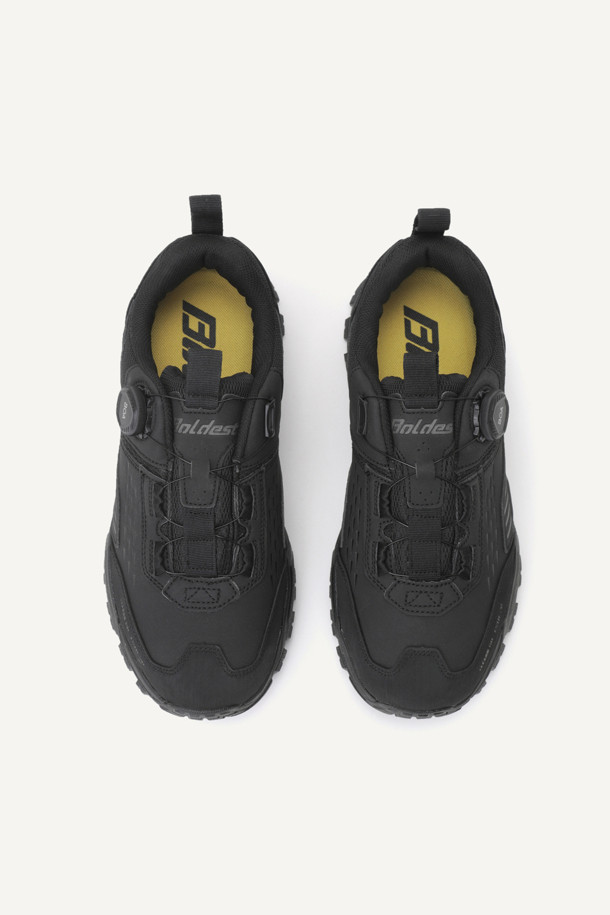 **VAULT ESSENTIAL (볼트 에센셜) 안전화**는 작업용 및 산업용으로 디자인된 남성용 안전화입니다. 블랙 컬러의 이 안전화는 사계절 모두 착용 가능하며, 스틸 토캡으로 앞코를 보호합니다. 신세틱, 메쉬, 러버 소재를 사용하여 제작되었으며, 4인치 굽 높이의 플랫 타입입니다. 14,000V 절연, 미끄럼 방지, BOA L6 시스템, 3겹 방탄지 내답판, 쿠셔닝 PU 인솔, 힐 웨빙 손잡이, 재귀반사 테이프, KCs 인증을 받았으며, 메쉬 안감에 로고 패턴과 BOA 다이얼 신발 여밈을 적용했습니다. 출근룩, 워크샵룩, 워크웨어, 미니멀, 캐주얼 스타일에 잘 어울리는 안전화입니다.
