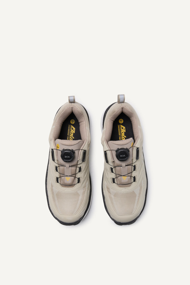 남성 작업용 산업용 안전화, VAPOR SHIELD 441(베이퍼 쉴드 441)입니다. 미니멀하고 워크웨어 스타일의 베이지 컬러로, 출근룩에도 잘 어울립니다. 아라미드 토캡, 메쉬, PU, E-TPU, 러버 소재를 사용하여 내구성과 통기성을 높였으며, EVA 안감으로 편안함을 더했습니다. BOA 시스템으로 편리하게 신고 벗을 수 있으며, 정전기 방지, 미끄럼 방지 기능과 KCs 인증을 획득하여 안전성을 확보했습니다. 충격 흡수, 통기성, 정전기 방지, 미끄럼 방지 등 다양한 기능을 갖춘 사계절용 안전화입니다.
