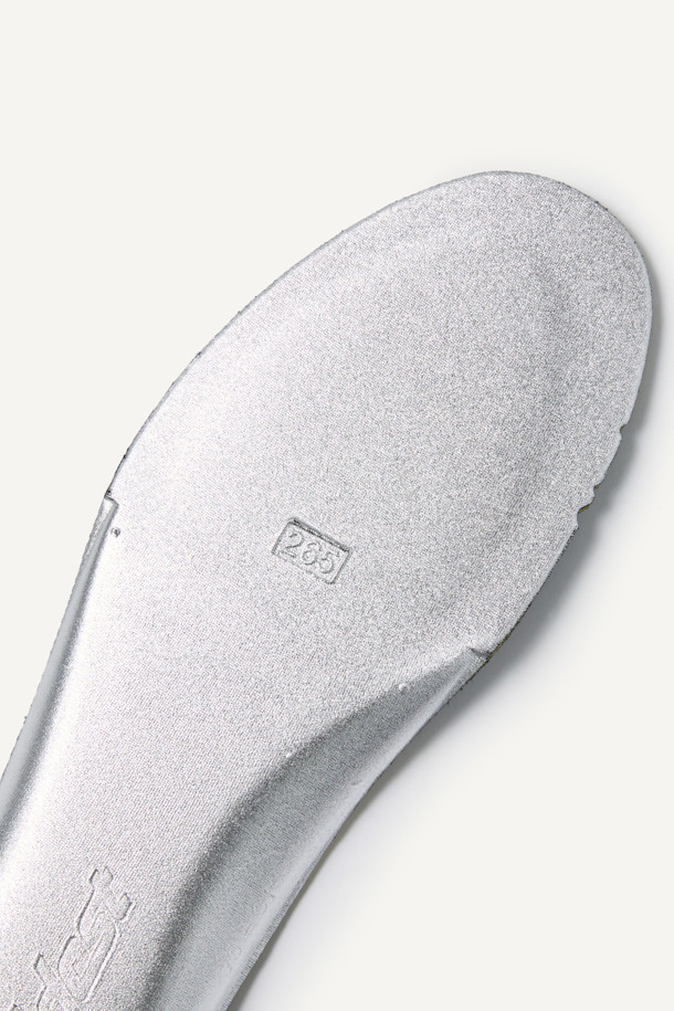 FROST SHIELD (프로스트 쉴드) 인솔은 겨울철 보온과 편안함을 동시에 제공하는 필수템입니다. 우주복 단열재로 사용되는 에어로겔과 열전도를 최소화하는 알루미늄 바닥재를 사용하여 뛰어난 단열 효과를 자랑합니다. 또한, 메모리폼 소재로 제작되어 발바닥 아치를 편안하게 지지하며, 항균, 습기 조절, 냄새 방지 기능으로 쾌적함을 유지해 줍니다. 무지 디자인으로 어떤 신발에도 잘 어울리며, 겨울 데일리룩, 산책룩, 집콕룩 등 다양한 TPO에 매치하여 미니멀, 캐주얼, 클래식 스타일을 연출할 수 있습니다. 경량 설계로 활동성을 높여줍니다.
