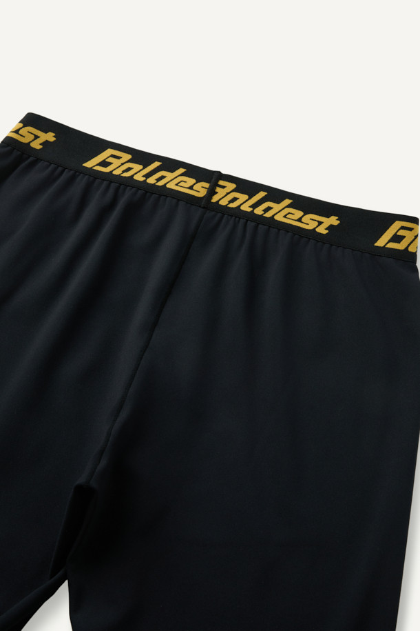 겨울철 스포츠 및 피트니스 활동에 최적화된 윈터 베이스레이어 하의입니다. 뛰어난 보온성과 신축성, 내구성을 갖춘 폴리에스테르 및 스판덱스 혼방 소재로 제작되었습니다. ENGINEERED DIVISION 인체공학 패턴과 메로스티치 봉제 기술을 적용하여 활동성을 높였으며, 부드러운 촉감의 브러시 안감으로 편안한 착용감을 제공합니다. 슬림핏 테크핏 디자인과 E-BAND 밴딩으로 안정적인 착용감을 선사하며, 볼디스트 심볼 로고 프린팅으로 스포티한 스타일을 더했습니다. 피트니스룩 또는 겨울 데일리룩으로 활용하기 좋은 미니멀한 디자인의 긴바지입니다.
