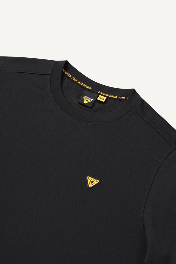 **PP 반팔 베이스레이어**

뛰어난 흡습속건 기능과 보온성, 경량성을 갖춘 PP 반팔 베이스레이어입니다. 스포츠 활동과 운동 시 최적의 컨디션을 유지하도록 돕습니다. 얇은 두께감으로 활동성을 높였으며, 스포티한 스타일을 연출합니다. 라운드넥 디자인에 테크핏 핏으로 제작되어 편안한 착용감을 제공합니다. 블랙 컬러에 볼디스트 삼각 심볼 라벨과 볼디스트 로고 라벨로 포인트를 더했습니다.
