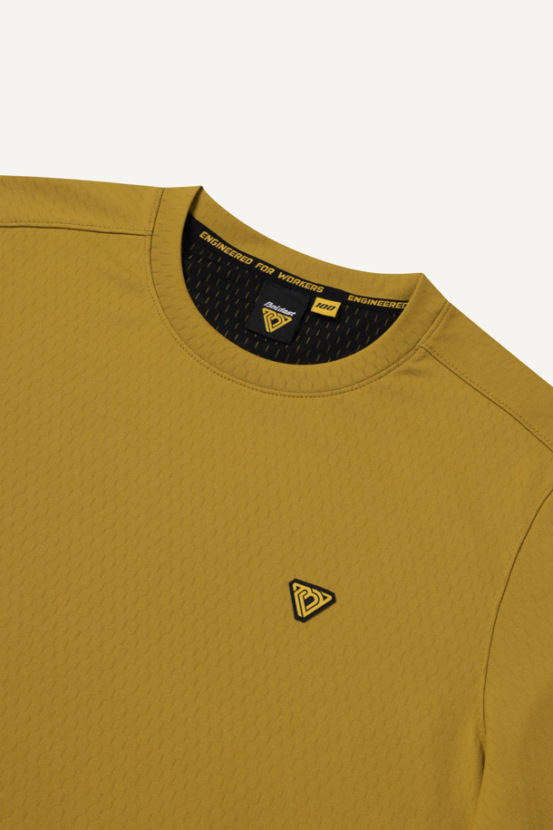 **PP 반팔 베이스레이어**

스포츠 및 운동 시 최적의 퍼포먼스를 지원하는 PP 반팔 베이스레이어입니다. 폴리프로필렌과 폴리에스터 혼방 소재로 제작되어 흡습속건, 보온성, 경량성을 제공합니다. 테크핏 핏과 라운드넥 디자인으로 활동성을 높였으며, 얇은 두께감으로 편안한 착용감을 선사합니다. 머스타드 컬러에 볼디스트 심볼 라벨과 로고 라벨이 포인트로 디자인되었습니다. 피트니스룩, 러닝룩, 요가/필라테스룩 등 다양한 스포츠 활동에 활용하기 좋은 스포티한 스타일의 반팔 베이스레이어입니다.
