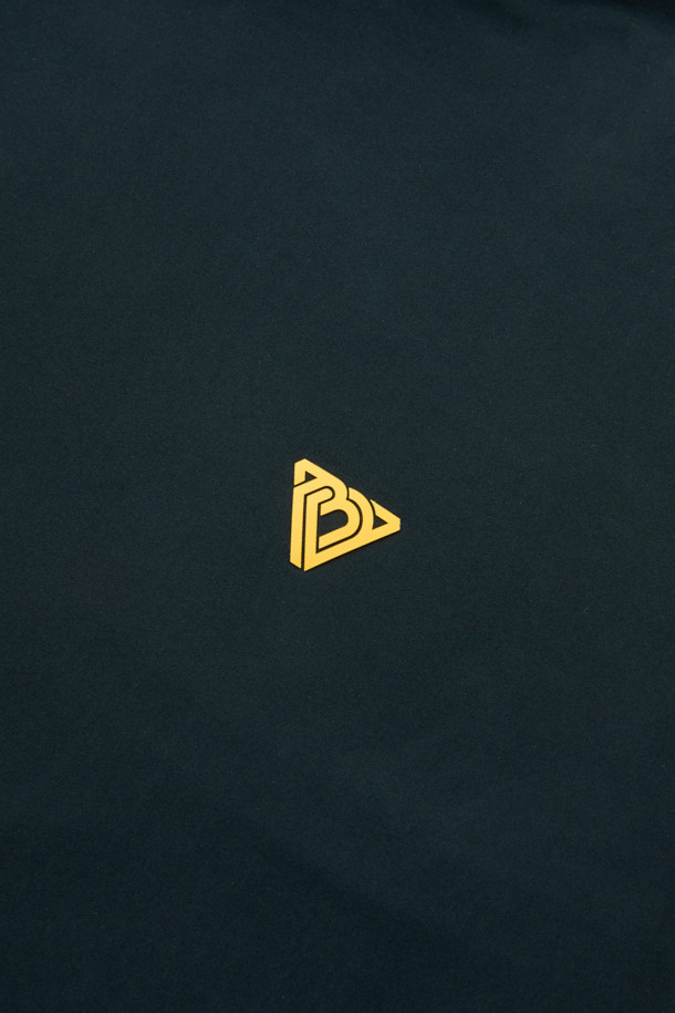 워크 긴팔 모크넥 베이스레이어 V2는 혹독한 겨울 추위 속에서도 쾌적함을 유지하도록 설계된 남녀 공용 작업용 긴팔 티셔츠입니다. 보온성이 뛰어난 기모 안감과 내구성이 강한 나일론 소재를 사용하여, 활동적인 작업 환경에서도 든든하게 몸을 보호합니다. 스포티한 스타일의 테크핏으로 제작되었으며, 밑단 들뜸 방지 및 이물질 차단 기능을 통해 편안함과 실용성을 높였습니다. 모크넥 디자인은 목을 따뜻하게 감싸주며, 겨드랑이 활동 패턴으로 활동성을 극대화했습니다. 블랙 색상으로 어떤 워크웨어, 데일리룩에도 미니멀하게 잘 어울립니다.
