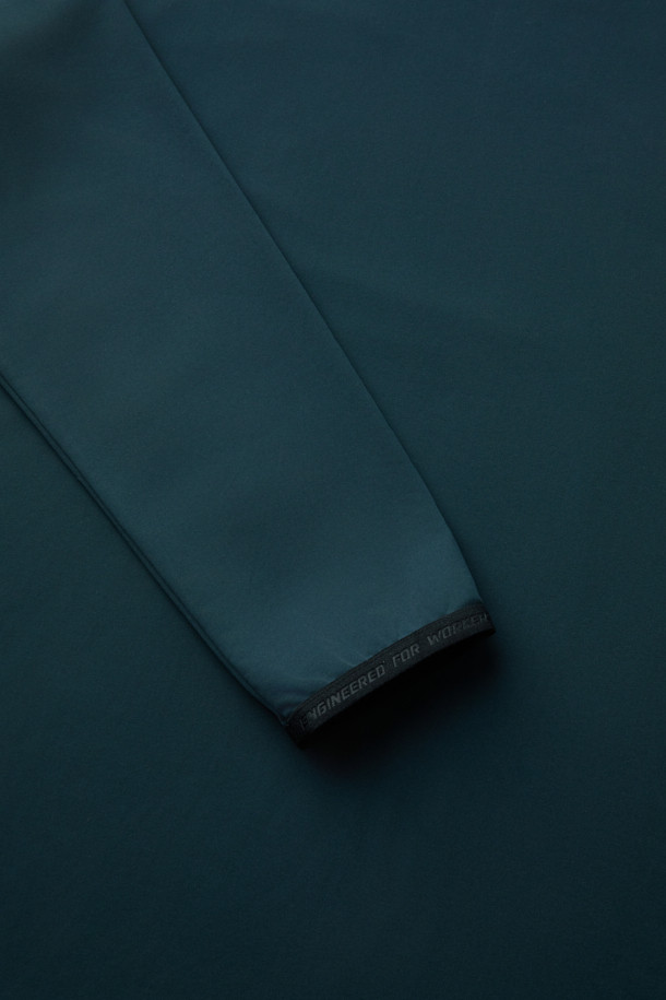 워크 긴팔 모크넥 베이스레이어 V2는 겨울철 워크웨어와 일상에서 활용하기 좋은 남녀 공용 베이스레이어입니다. 네이비 컬러의 무지 디자인으로, 스포티하고 베이직한 스타일을 연출합니다. 두꺼운 두께감의 기모 안감과 부드러운 촉감으로 뛰어난 보온성을 제공하며, 신축성과 내구성을 갖춰 활동성을 높였습니다. 테크핏으로 제작되어 몸에 알맞게 핏되며, 겨드랑이 활동 패턴과 밑단 들림 방지 디테일로 편안한 착용감을 선사합니다. 모크넥 디자인과 긴소매 기장으로 다양한 겨울 데일리룩, 피트니스룩, 출근룩에 활용 가능합니다.
