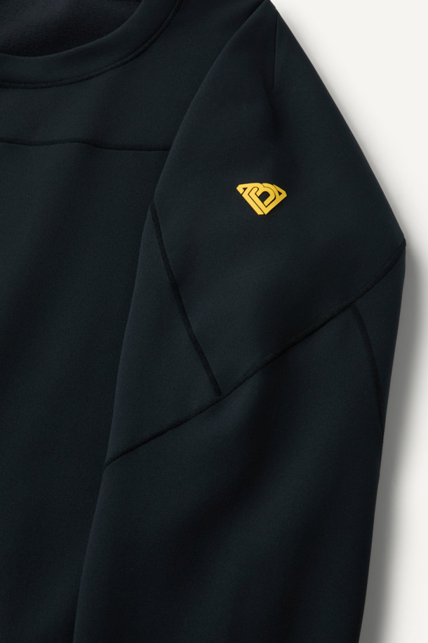 윈터 베이스레이어 상의는 스포츠 및 피트니스 활동에 적합한 남녀 공용 의류입니다. 부드러운 촉감의 폴리에스테르와 스판덱스 혼방 소재로 제작되어 뛰어난 보온성과 신축성, 내구성을 제공합니다. 두꺼운 두께감과 브러시 안감으로 겨울철에도 따뜻하게 착용 가능하며, 메로스티치 봉제와 ENGINEERED DIVISION 인체공학 패턴으로 활동성을 높였습니다. 라운드넥 긴소매 디자인에 무지 블랙 컬러로, 테크핏 핏을 연출하여 스포티하고 미니멀한 스타일을 완성합니다. 피트니스룩, 러닝룩, 겨울 데일리룩 등 다양한 TPO에 활용하기 좋습니다.
